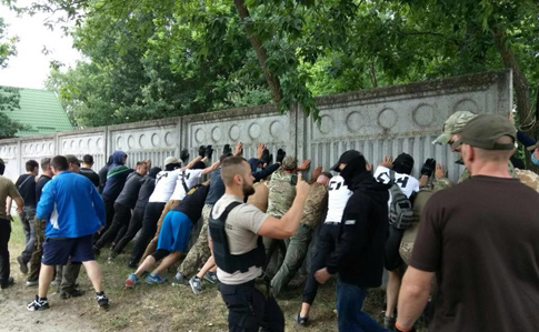 В Конча-Заспе националисты снесли забор Хомутынника. Им противостояли с оружием