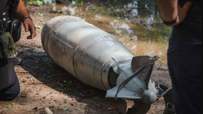 Russian FAB-500 bomb found near bridge in Sumy: road closed to traffic