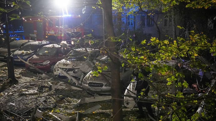 Drone wreckage damages residential buildings and cars in Odesa, one person injured – photos