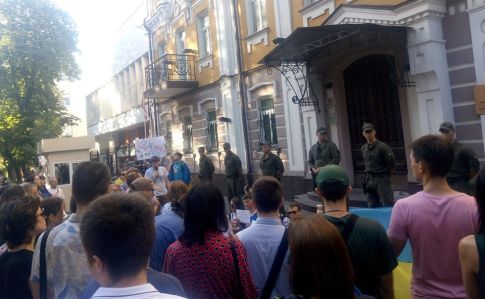 В Киеве пикетируют посольства стран, снявших санкции с РФ в ПАСЕ