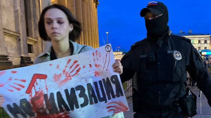 В российских городах – протесты против мобилизации: уже более тысячи задержанных 