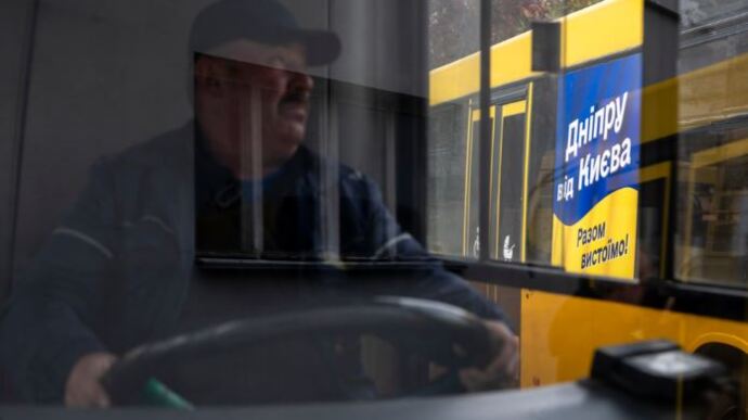 Київ відправляє у Дніпро 30 пасажирських автобусів та гуманітарну допомогу