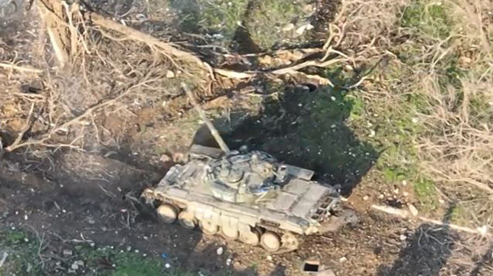 Азов поделился видео, как россияне обстреливают жилые дома Мариуполя из танков