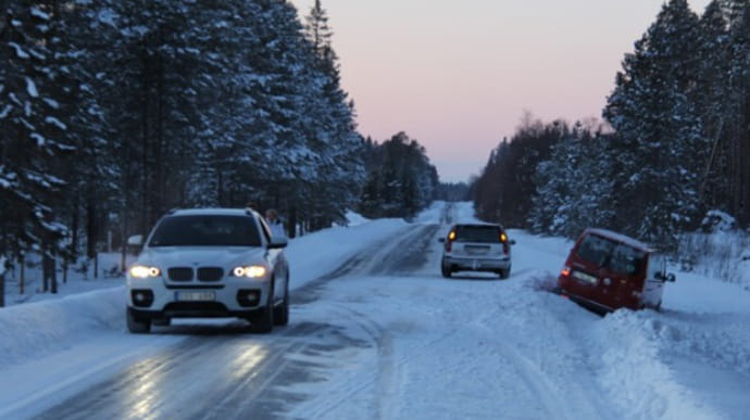 На дорогах України ожеледиця й налипання мокрого снігу – ДСНС