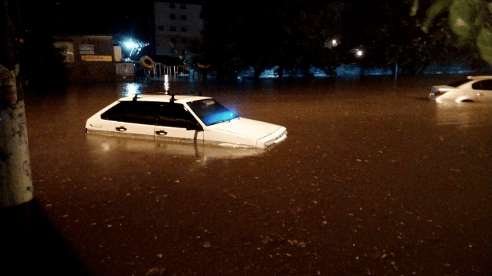 В Одессе наводнение: затоплены Французский бульвар и Дерибасовская, не приземляются самолеты