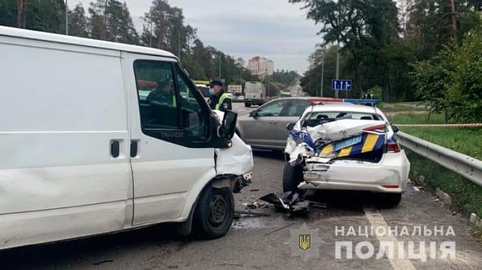 ДТП у Києві за участю поліцейського автомобіля: четверо травмованих