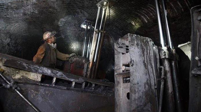 В Донецкой области 90 шахтеров остаются под землей, требуя выплатить зарплату