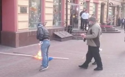 В Москве неизвестные в масках сожгли флаг Украины