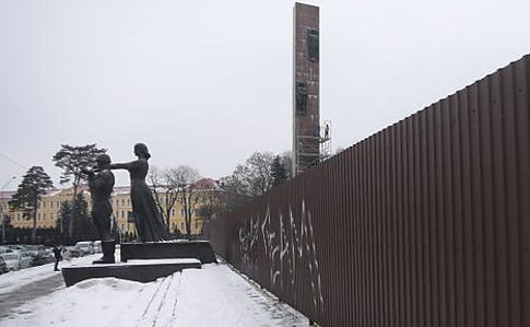 В Львове возникли проблемы с демонтажем стелы Монумента Славы