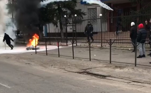 Каховка: Під управлінням поліції протестують та палять шини через резонансне вбивство