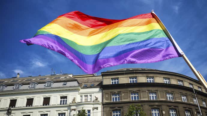 МЗС Росії висловило протест США, Британії та Канаді через прапори ЛГБТ
