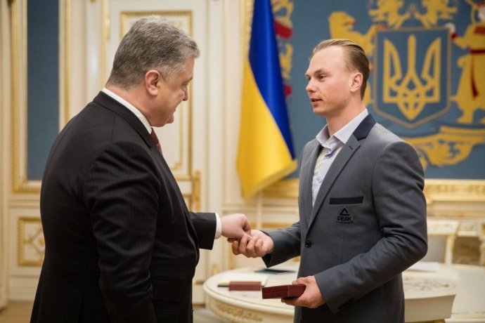 Президент вручил Александру Абраменко орден и сертификат на квартиру