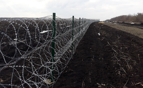 На границе с Румынией строят забор. Закарпатцы перекрыли дорогу