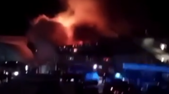 Під Москвою спалахнула пожежа на заводі з ремонту поїздів