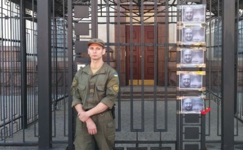 Посольство России завесили портретами убитого Бабченко