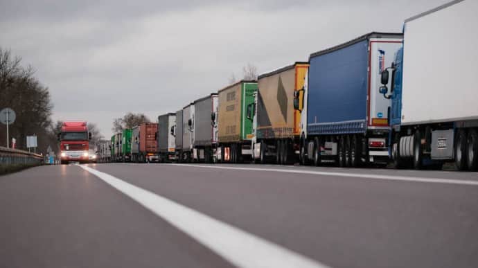 Almost 1,000 trucks stand in queue at Slovak-Ukrainian border
