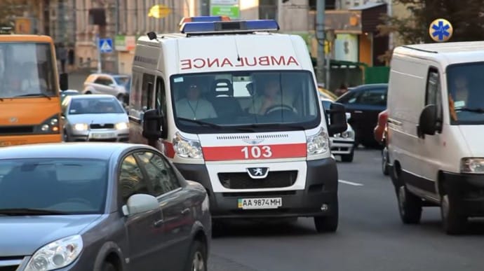 У Києві п’яний чоловік побив медиків, яких сам викликав