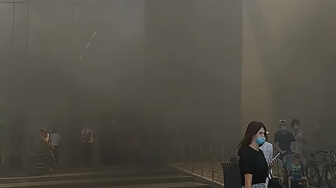 На Позняках ТЦ Пирамида затянуло дымом, рядом пожар