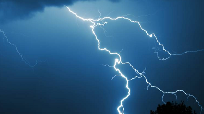 Во Львове молния попала в трансформаторы: могут быть перебои со светом 