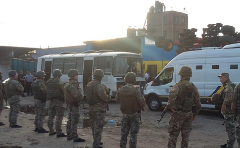 Рейдерське захоплення на Харківщині: поліція затримала більше 50 тітушок
