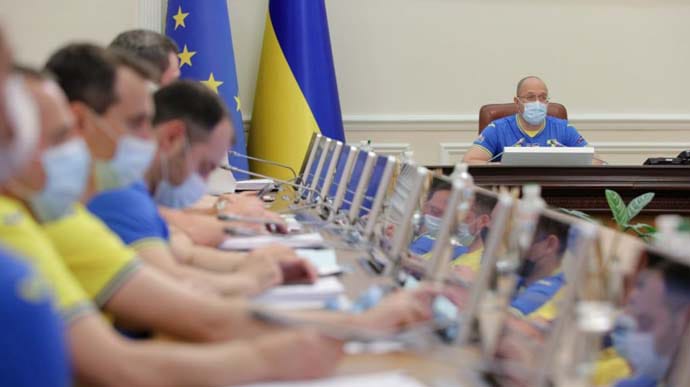 Прем'єр і міністри прийшли на засідання в формі української збірної з футболу