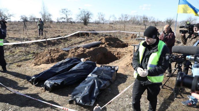 В Бородянке эксгумировали тела трех убитых россиянами жителей