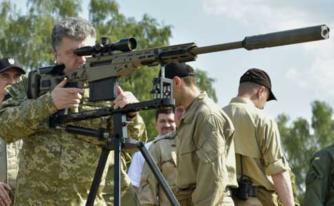 СМИ: Порошенко сам покупает оружие и передает его армии