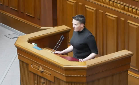 Надія Савченко в сесійній залі під час розгляду питання зняття з неї депутатської недоторканності