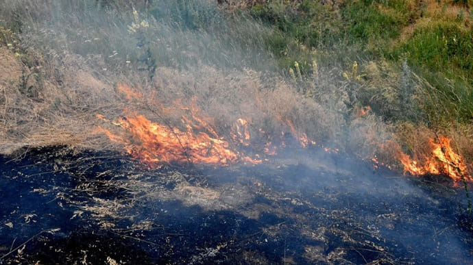 Після збиття безпілотників на Миколаївщині здійнялися пожежі