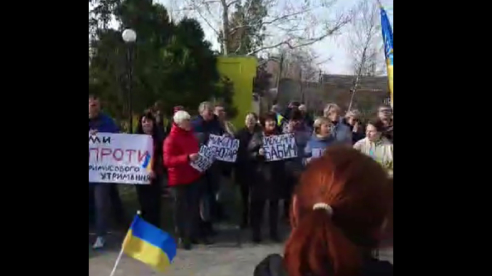 Жителі Голої Пристані вийшли на мітинг, вимагаючи від окупантів повернути мера