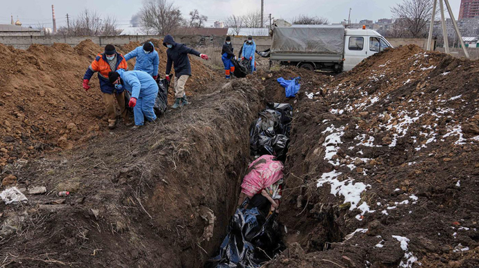 Россияне свозят трупы, которые вымыло из могил, в супермаркет Мариуполя – советник мэра