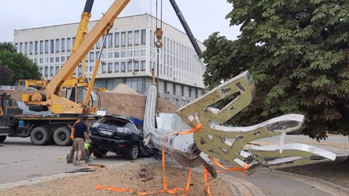СМИ: Упавший в Херсоне флагшток раздавил Lexus чиновника, отвечающего за строительство