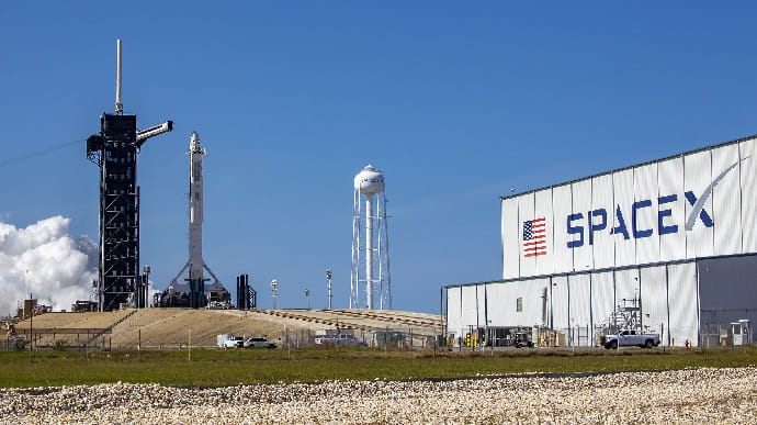 Космічний корабель SpaceX встановили на стартовому майданчику космодрому NASA