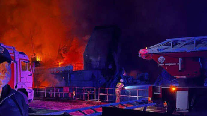 Ropucha-class landing ship and Kilo submarine on fire in Sevastopol – OSINT experts