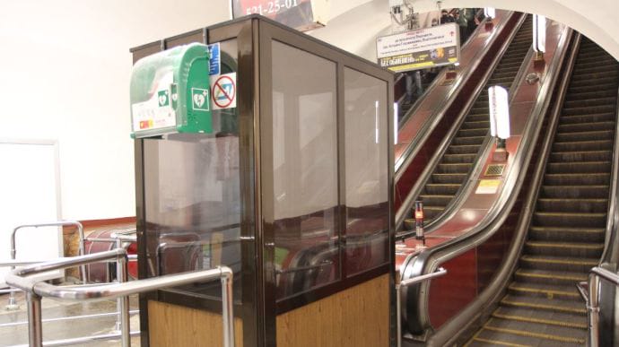 На трех платформах станций Киевского метро установили дефибрилляторы