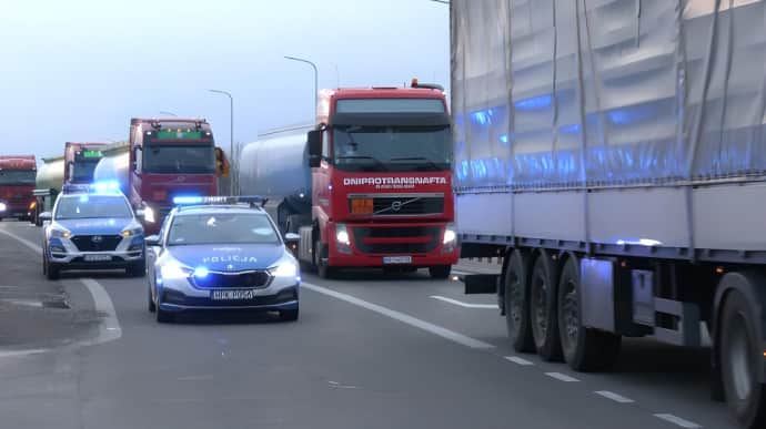 Поляки заявили про намір продовжити блокаду кордону до квітня та пригрозили не пропускати автобуси