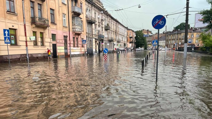 На Львів налетіла буря: потоп і повалені дерева
