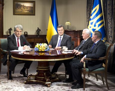 Янукович встретился с экс-президентами