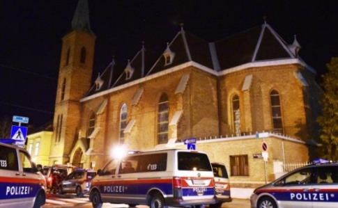 Неизвестные напали на костел в Вене: пострадали 5 монахов