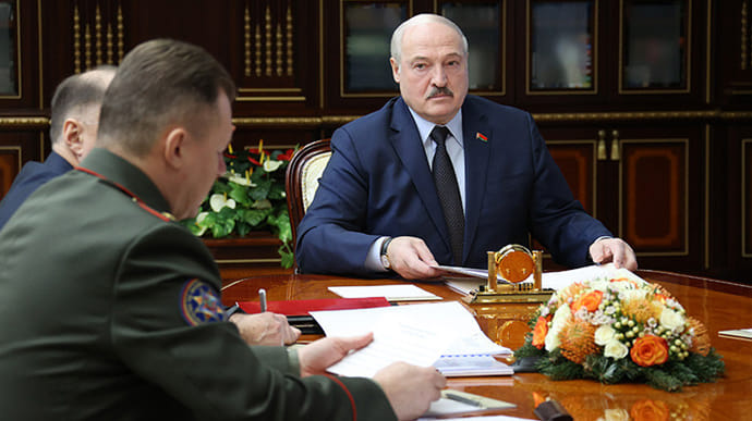 Лукашенко решил вооружить спасателей