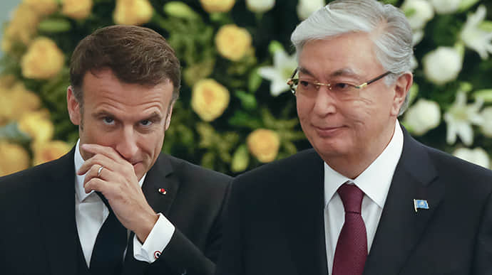 Macron arrives in Kazakhstan and praises Tokayev for not being anyone’s vassal, making Russia concerned