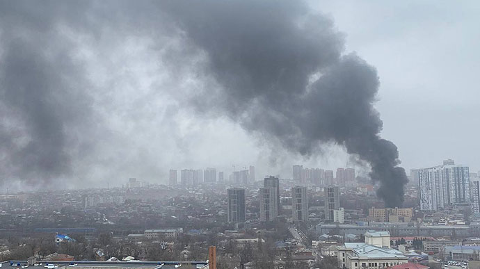 В российском Ростове крупный пожар с жертвами в здании ФСБ, слышали взрывы