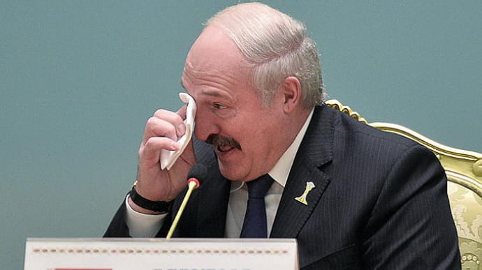 Лукашенко обвинил в протестах айфоны и телефоны
