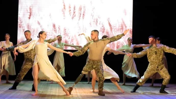 Ukrainian serviceman comes back to dancing stage after losing his leg on front line – photos