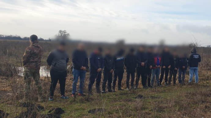 12 мужчин пытались незаконно перейти границу с Венгрией
