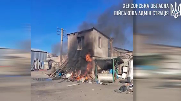 Russians shell Kherson, killing one man