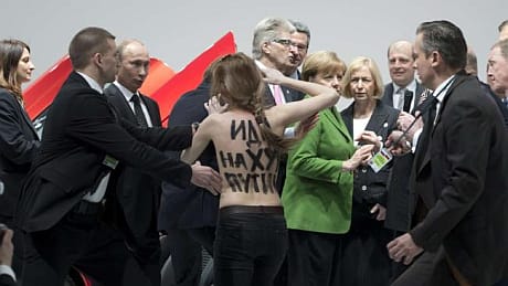 Путін і Меркель атакували активістки