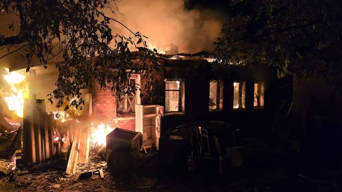 Последствия ночной и утренней атаки в Харькове: пылали дома, повреждены 25 грузовиков и автобусов, 7 пострадавших 