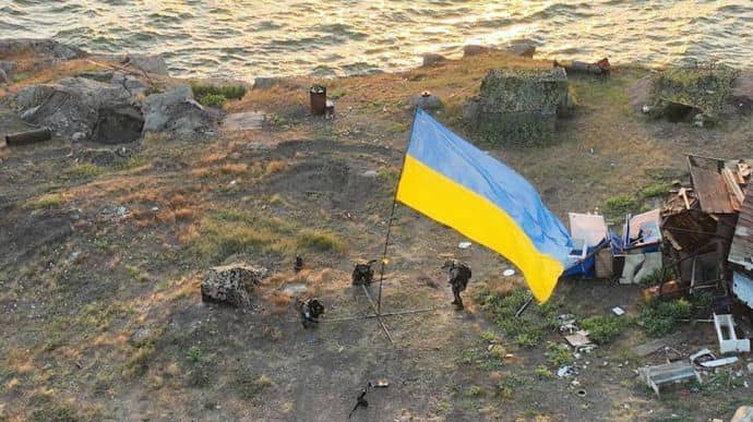 Người đứng đầu cơ quan tình báo Ukraine đã ra lệnh rằng lá cờ lớn nhất đối mặt với Crimea – chi tiết về việc giải phóng đảo Zmiinyi