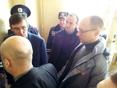 Луценко, Турчинов и Яценюк приехали к Тимошенко